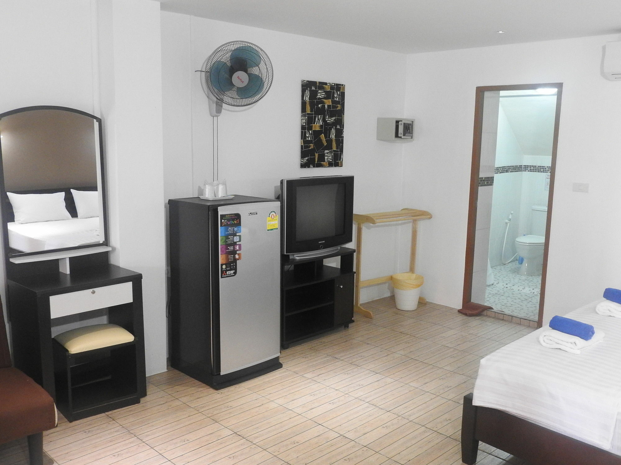 Allstar Guesthouse Karon Buitenkant foto