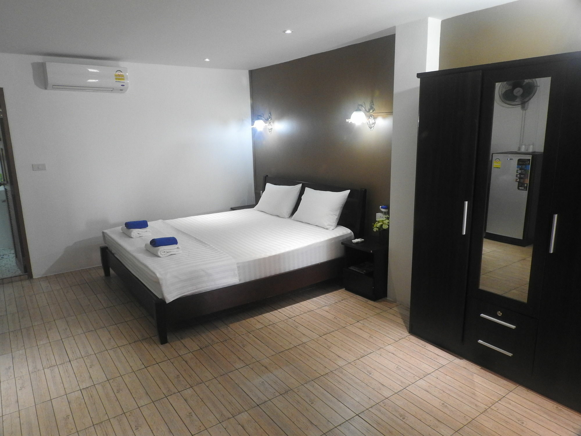 Allstar Guesthouse Karon Buitenkant foto